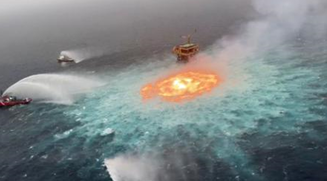 'Ojo de fuego' en Golfo de México causado por tormenta eléctrica, dice PEMEX 3